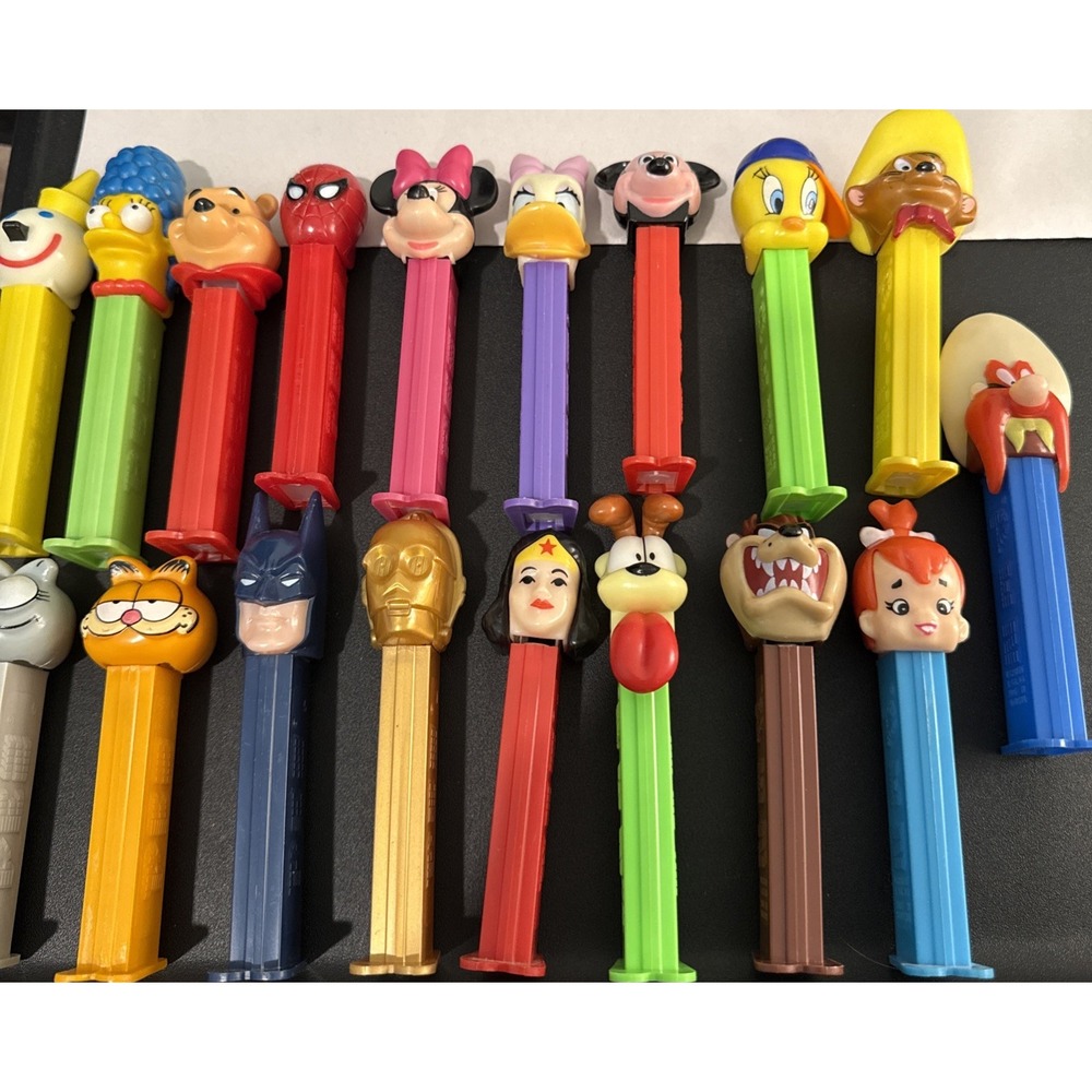 Lot Of 18 Vintage Pez Dispensers  With Feet